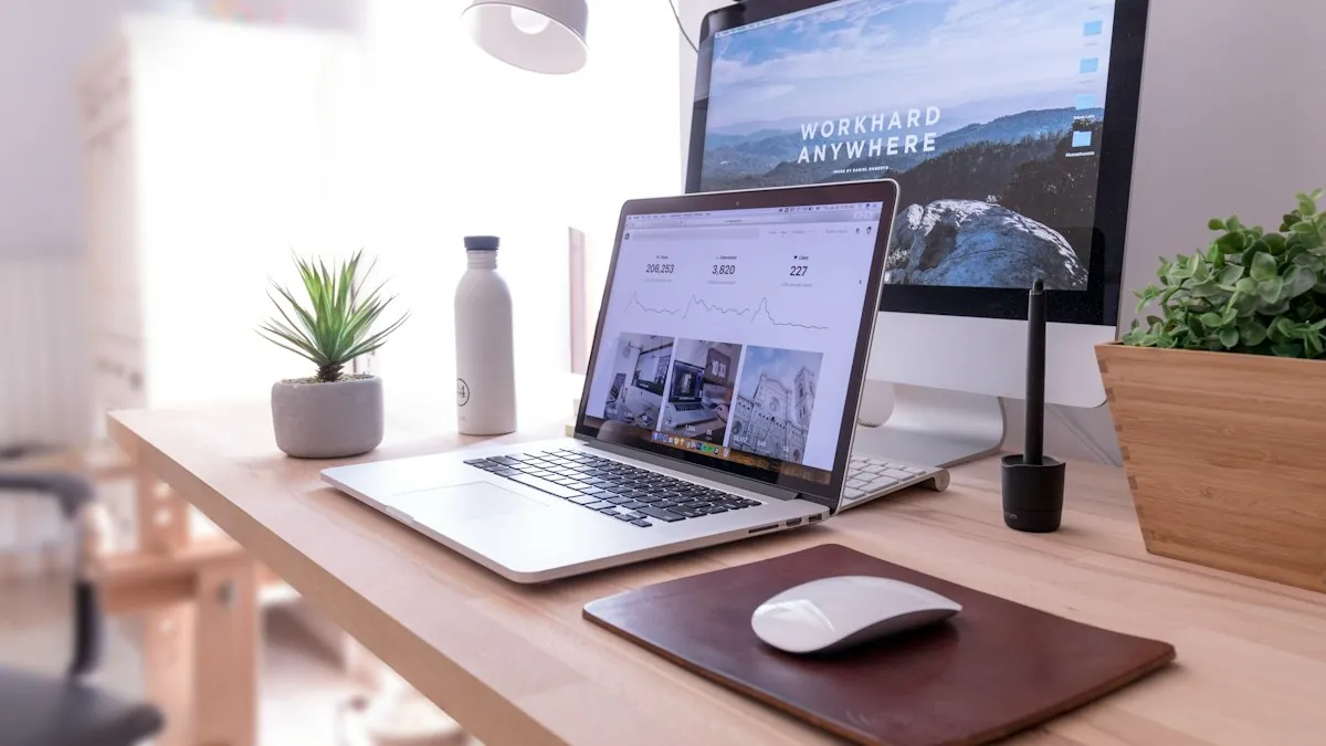 Meja kerja dengan laptop untuk mengelola website usaha