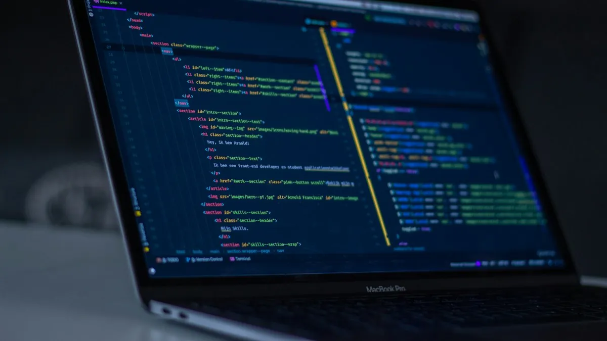 Kode program di layar laptop