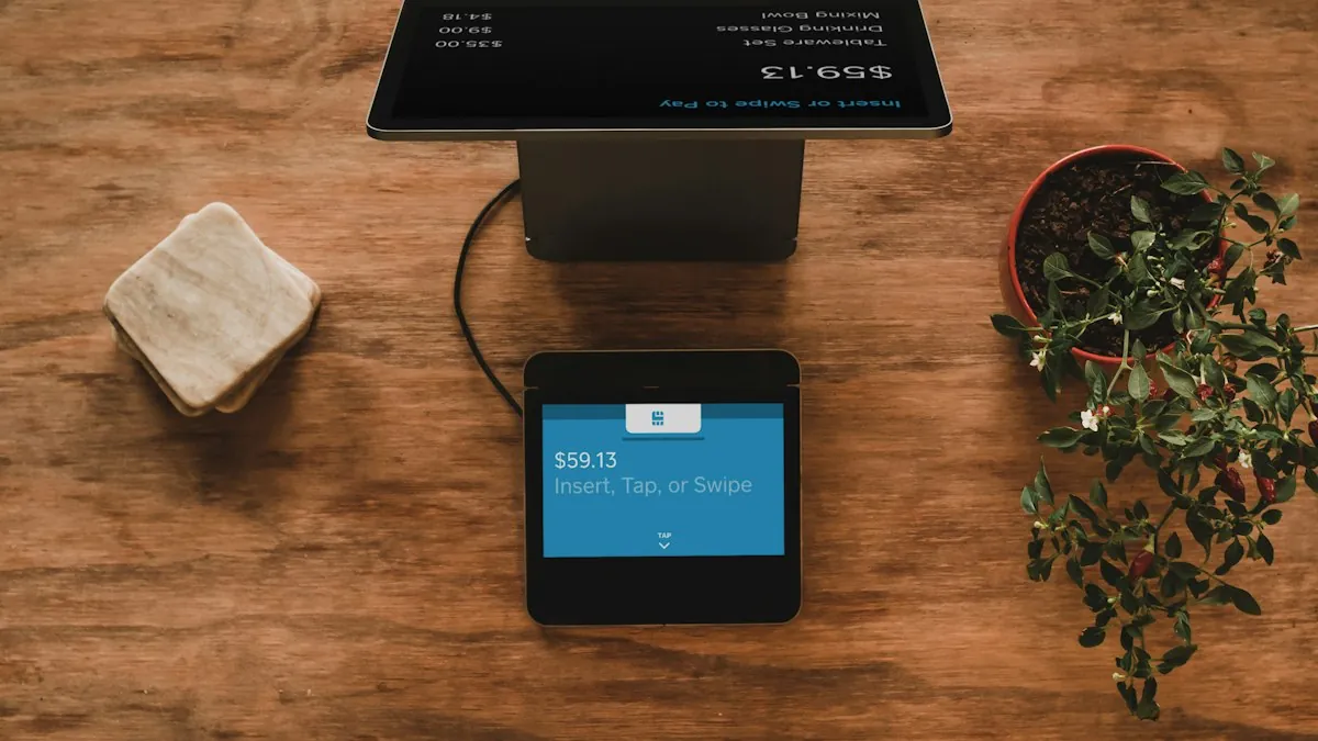 Tablet kasir di atas meja kayu