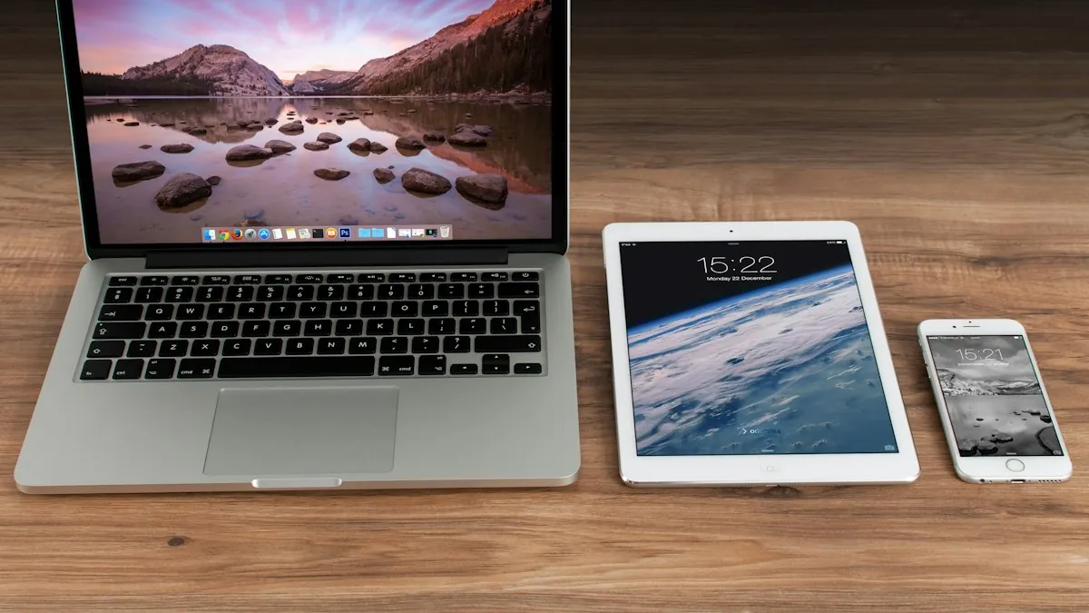 Laptop, iPad, dan iPhone menyala berdampingan