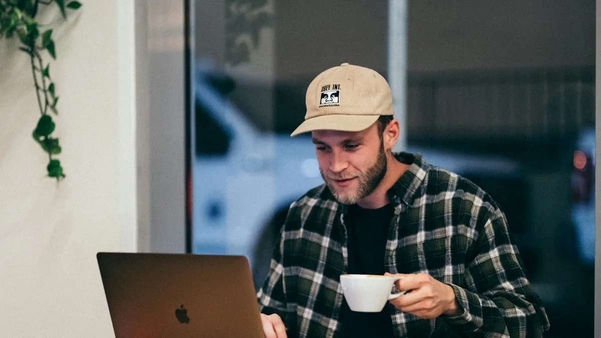 Pria menggunakan laptop sambil menikmati kopi