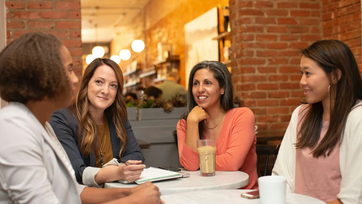 Empat perempuan berbincang di kafe