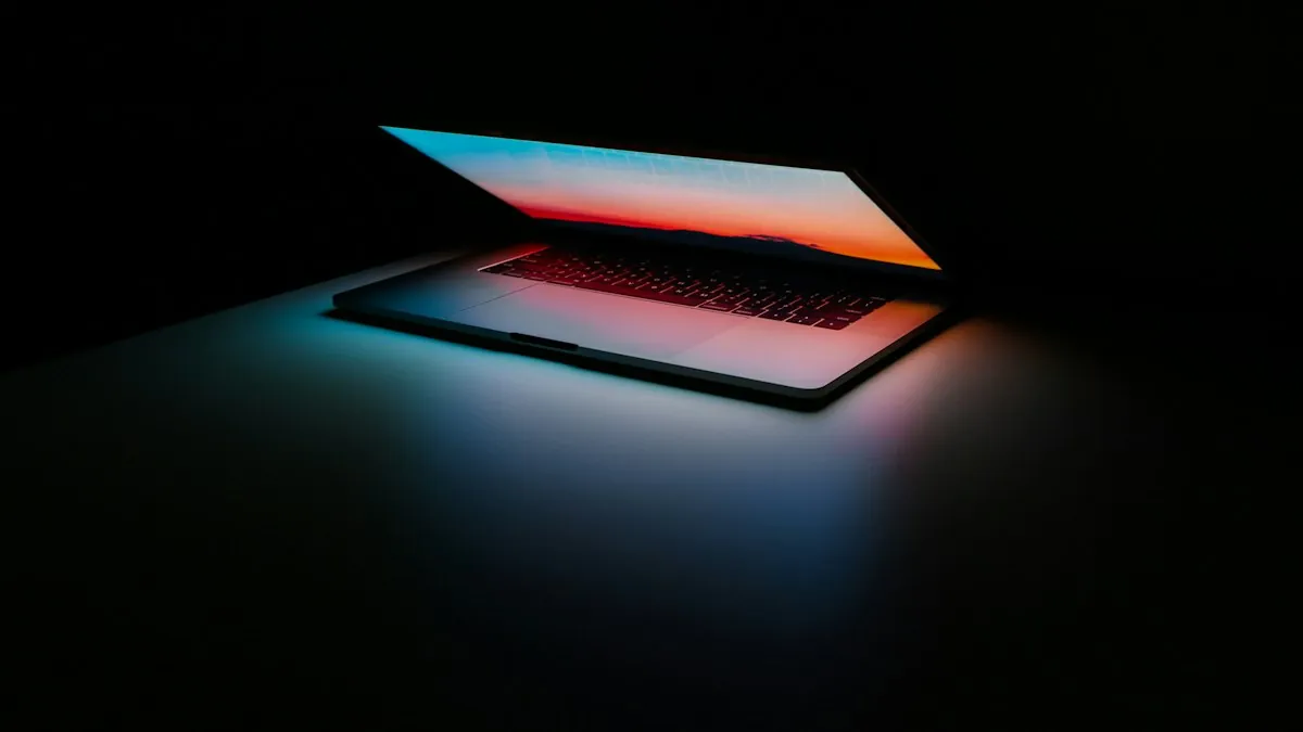 Laptop menyala di ruangan gelap