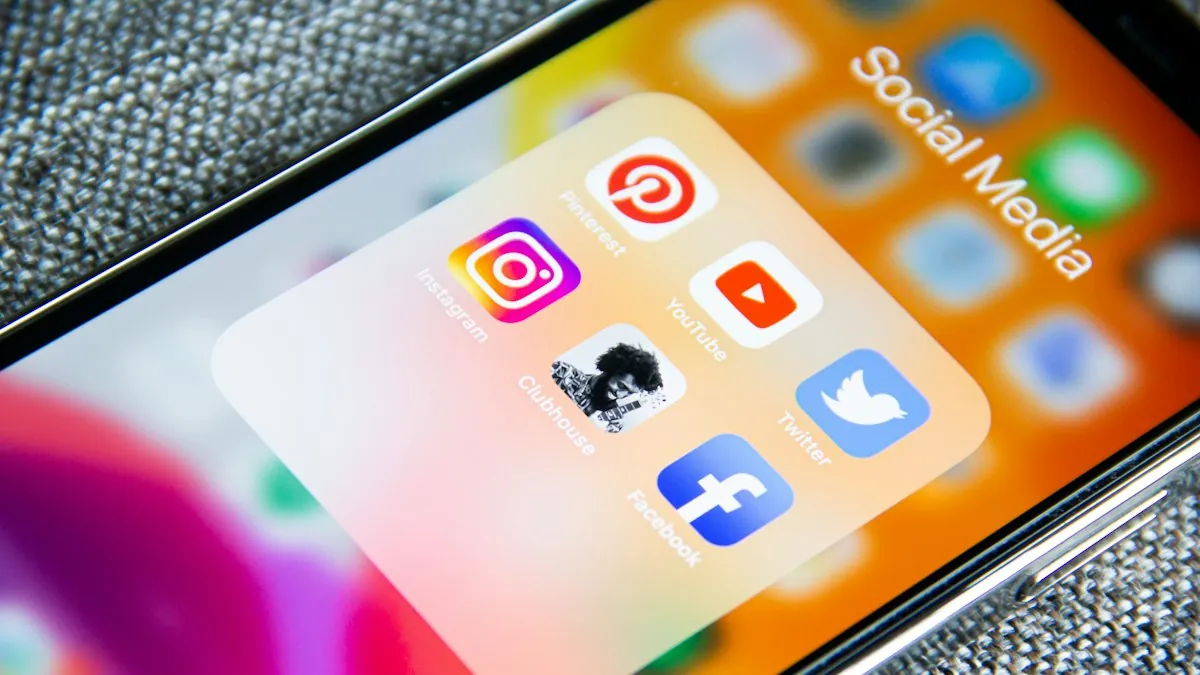 Ponsel menampilkan ikon aplikasi media sosial