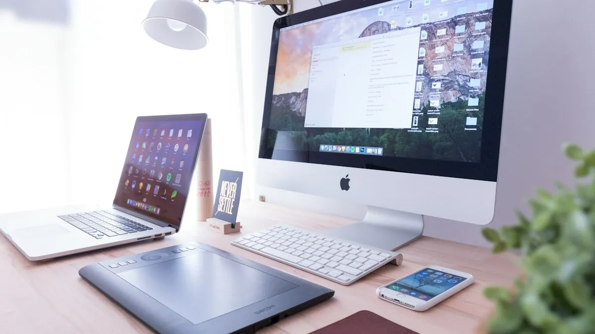 Komputer iMac dan laptop di meja kerja