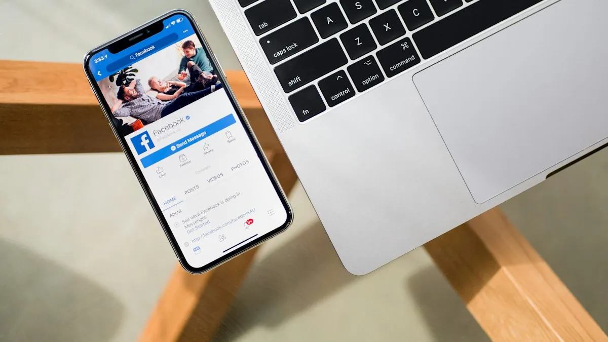 Ponsel dan laptop menampilkan media sosial